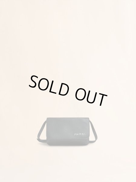 画像1: MARNI ブラック レザーショルダーバッグ、マルニメンディング刺繍入り (1)