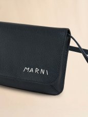 画像3: MARNI ブラック レザーショルダーバッグ、マルニメンディング刺繍入り (3)