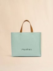 画像1: MARNI グリーン クリーム ブラウン レザー製 Museo ソフトトートバッグ、マルニシンボル刺繍入り (1)