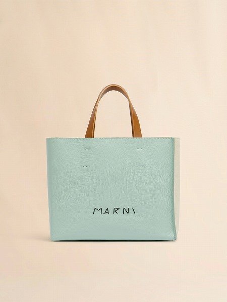 画像1: MARNI グリーン クリーム ブラウン レザー製 Museo ソフトトートバッグ、マルニシンボル刺繍入り (1)
