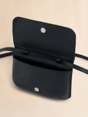 画像4: MARNI ブラック レザーショルダーバッグ、マルニメンディング刺繍入り (4)