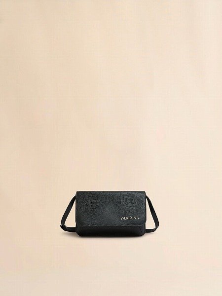 画像1: MARNI ブラック レザーショルダーバッグ、マルニメンディング刺繍入り (1)