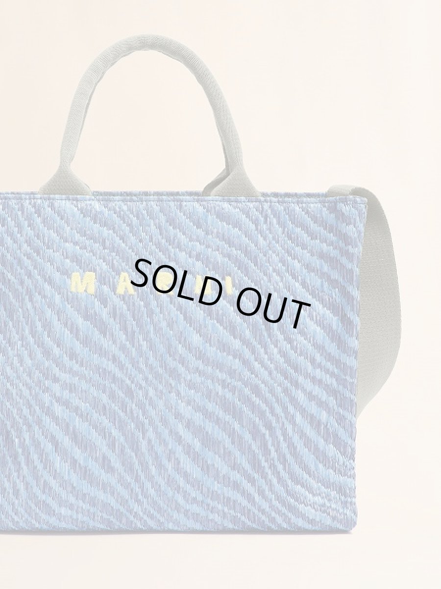 画像4: MARNI ブルー 波模様のラフィアエフェクト スモールトートバッグ (4)