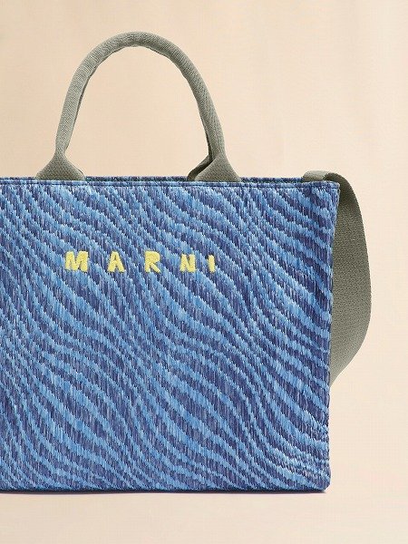 画像4: MARNI ブルー 波模様のラフィアエフェクト スモールトートバッグ (4)