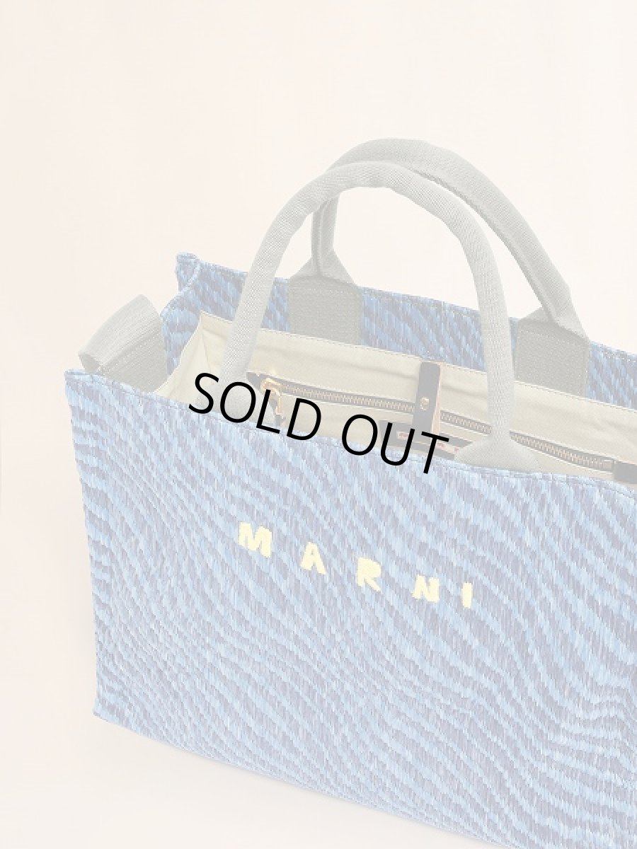 画像5: MARNI ブルー 波模様のラフィアエフェクト スモールトートバッグ (5)