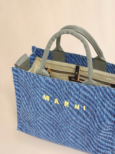 画像5: MARNI ブルー 波模様のラフィアエフェクト スモールトートバッグ (5)