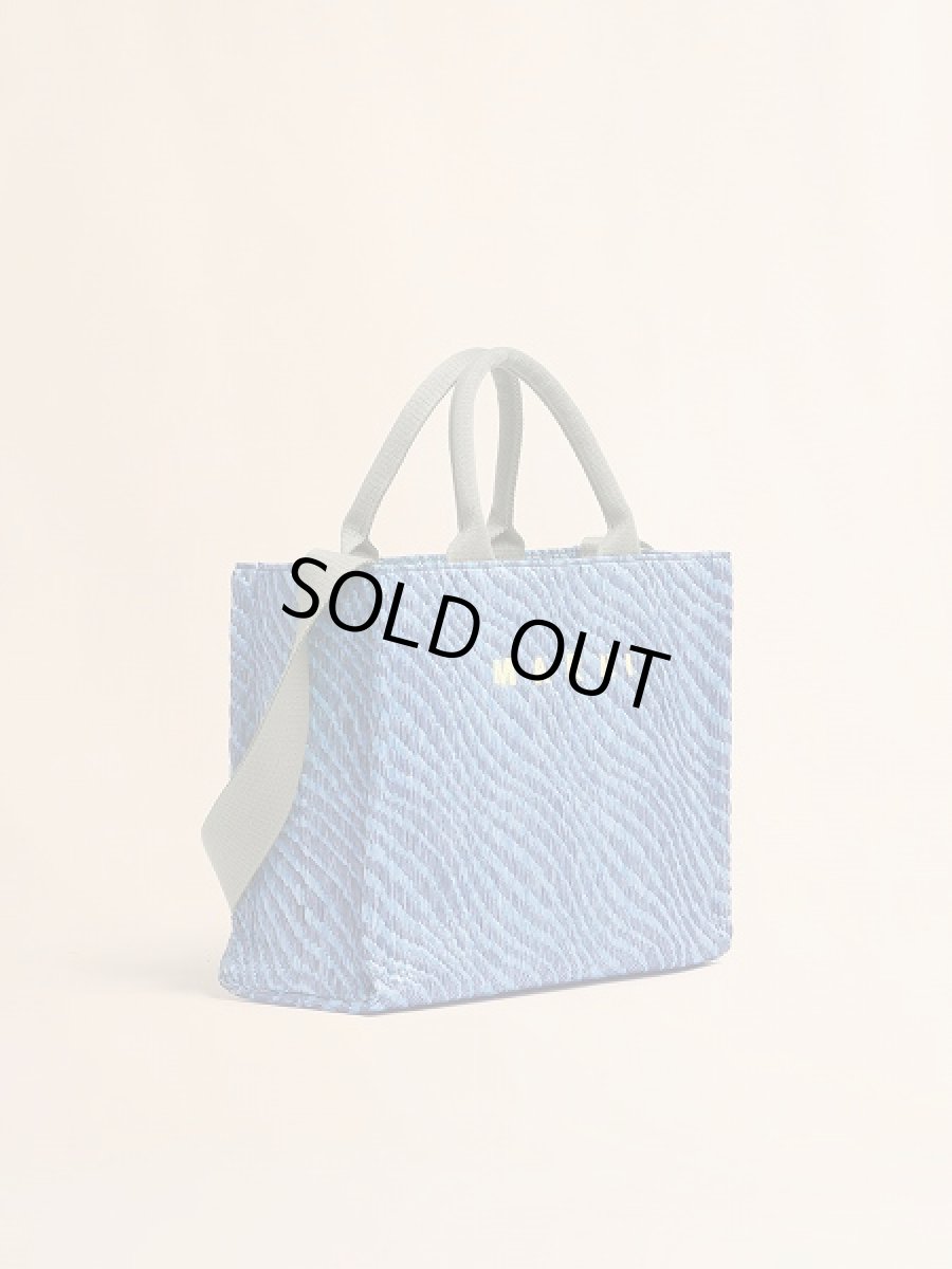 画像2: MARNI ブルー 波模様のラフィアエフェクト スモールトートバッグ (2)