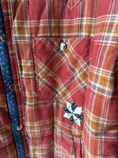 画像2: KHOKI コッキ  Vintage-effect checked puffer jacket  (2)