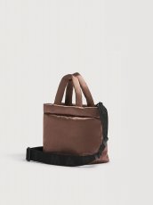 画像2: MARNI ブロンズ サテン Puff E/W トートバッグ (2)