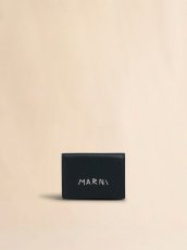 画像1: MARNI ブラック レザー製三つ折りウォレット、マルニシンボル刺繍入り (1)