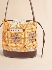 画像4: MARNI イエロー ペーパーラフィア製 Seaside バケットバッグ (4)