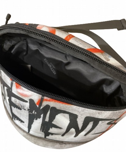 VETEMENTS ヴェトモン GRAFFITI FANNY PACK UE52BA400B グラフィックボディバッグ ウエストバッグ ブラック/マルチ