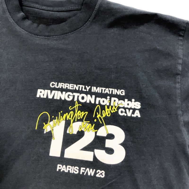 リヴィントンロイレビス RRR123 RIVINGTON  roi Rebis ■ 23AW 【 CVA IMITATION OF PARIS TEE 】 バック ロゴ プリント ナンバリング 半袖 Tシャツ 30273